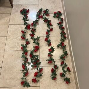 🆕 Pack of 4 rose garland, each is 8 feet